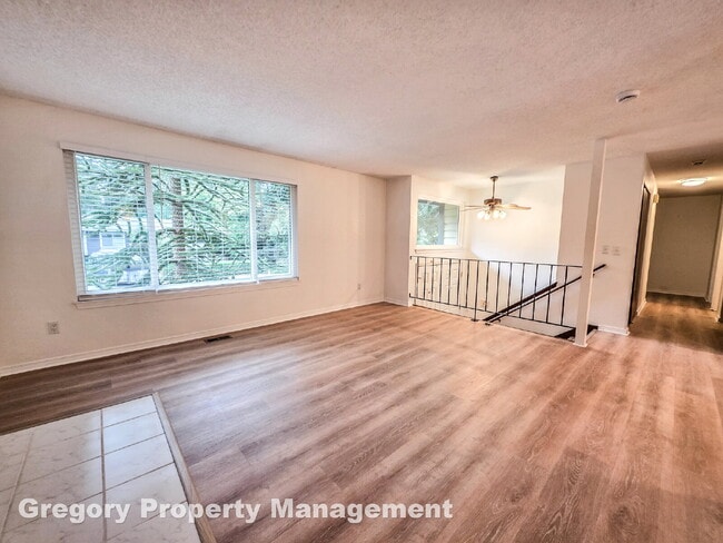 Foto del edificio - !! $3500 for 18 month lease !!  Private La...