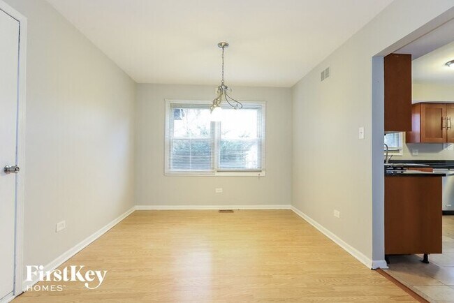 Building Photo - 1607 Sylvan Ct