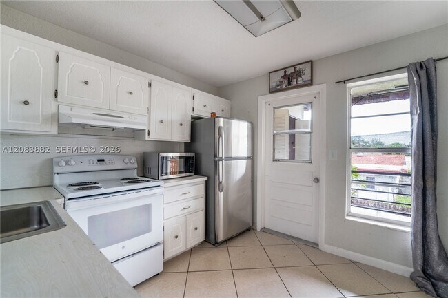 Foto del edificio - 3777 NW 78th Ave