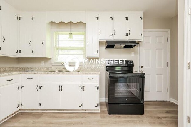 Building Photo - 3 Bedroom Pet-Friendly Home in COLUMBIA, TN with Main Street Renewal