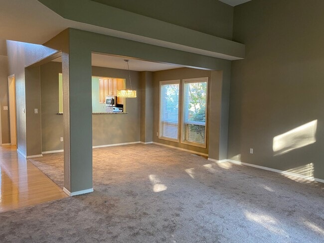 Building Photo - Perfect Tualatin Location- Gorgeous One-Le...