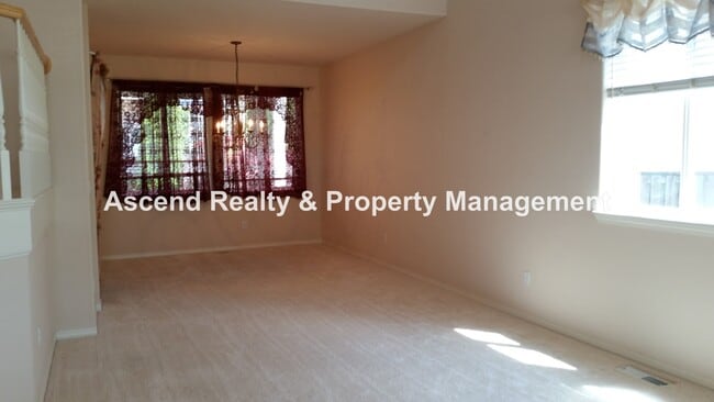 Building Photo - Bethany 4 Bed One Bed & Full Bath on Main Fenced Yard w/EV Charger Close to Schools & Shopping