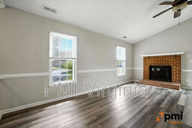 Foto del edificio - 4901 Windbrooke Ct