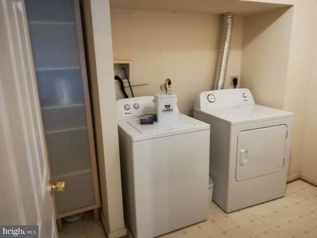 Building Photo - 7808 Vanity Fair Dr