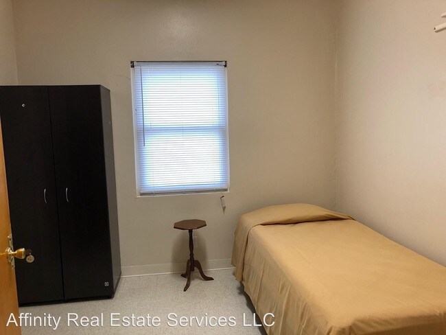 Foto del edificio - 13 br, 3 bath House - 712 Walnut