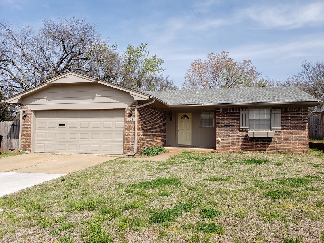 Primary Photo - 103 Meadowbrook Dr