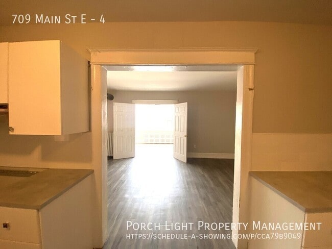 Photo du bâtiment - Spacious Two Bedroom Huge Kitchen Private ...