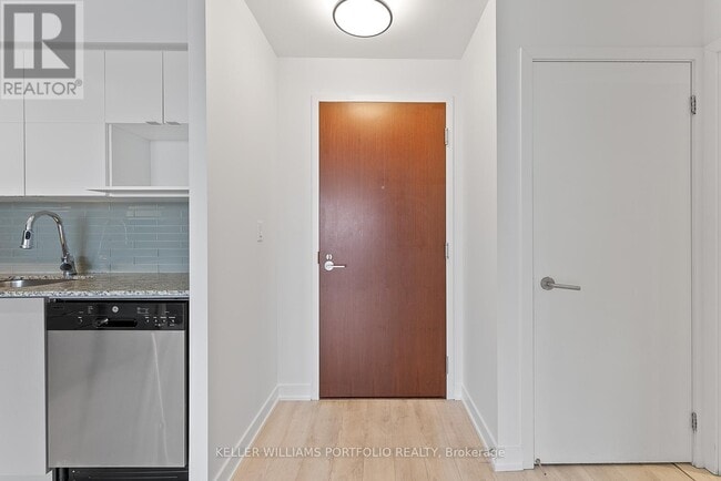 Building Photo - 120 Varna Dr