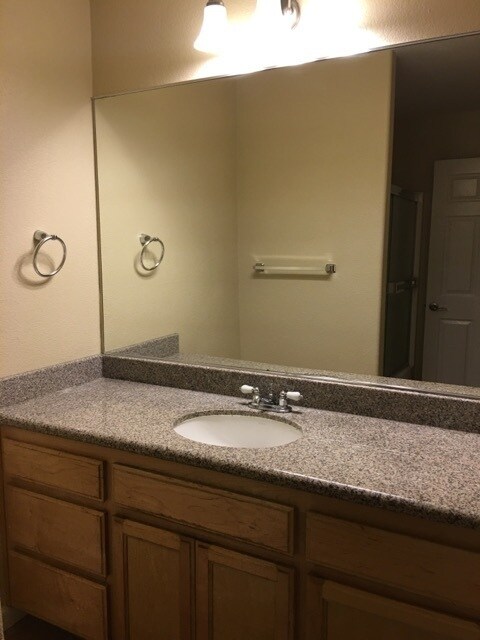 Foto del edificio - Modesto 3 Bedroom 2 1/2 Bath Condo