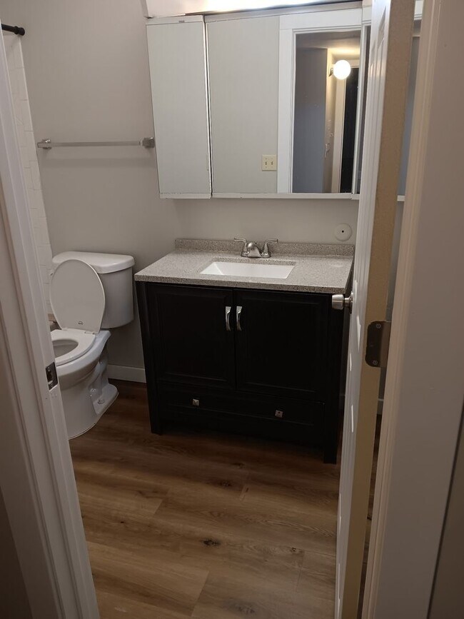 Foto del edificio - 1000 Bayside Dr.  4578