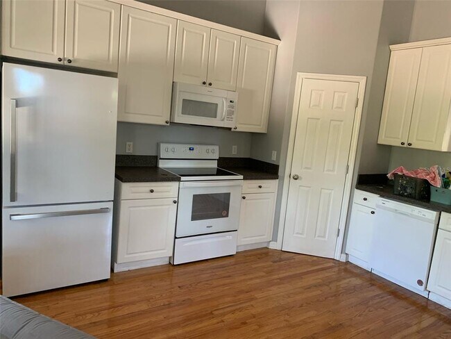 Building Photo - 305 Lakedale Dr