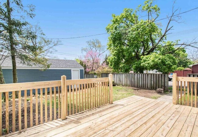 Cubierta trasera - 727 W Grove St