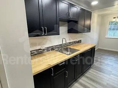 Building Photo - Shoreline Condo-Great Location!