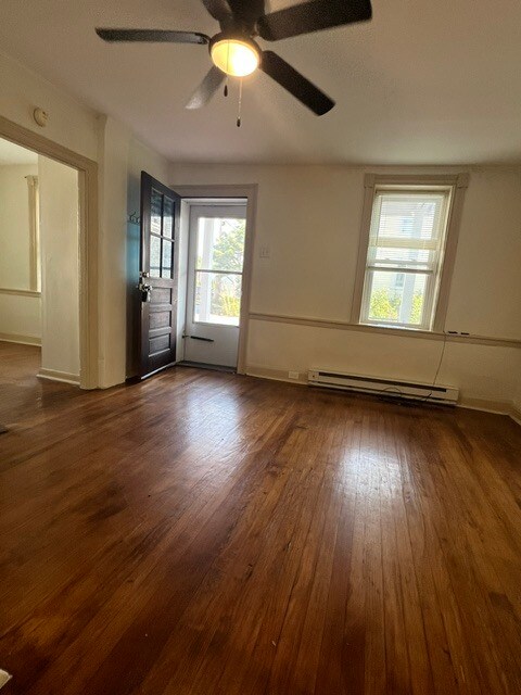 Sala de estar - 1 E Maple St
