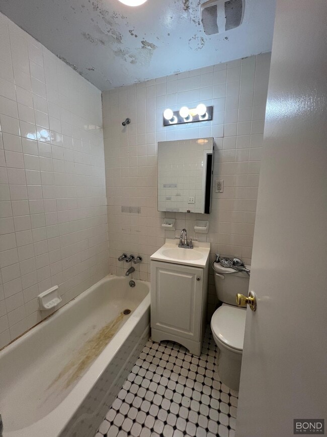 Building Photo - 425 E 65th St