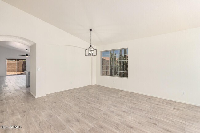 Building Photo - 702 W Baylor Ln