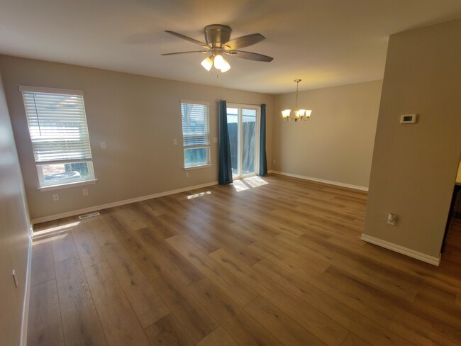 Building Photo - 165 Sagebrush Ave