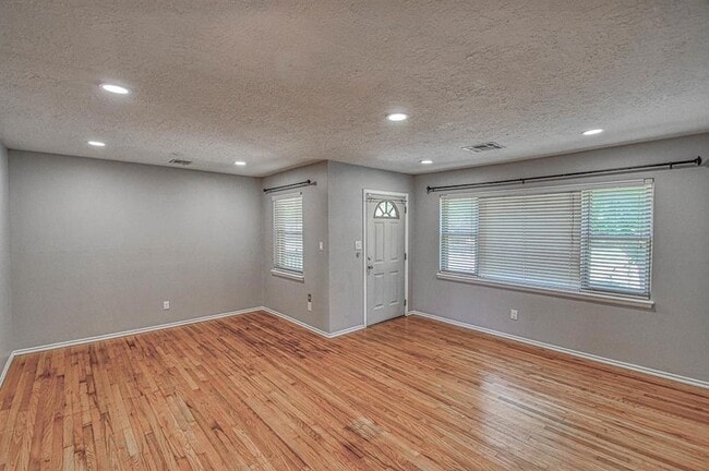 Building Photo - 1428 Lindale Ave