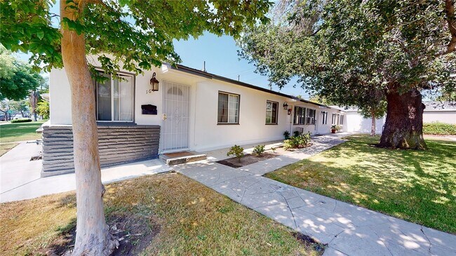 Patio delantero - 1669 N Hollywood Way