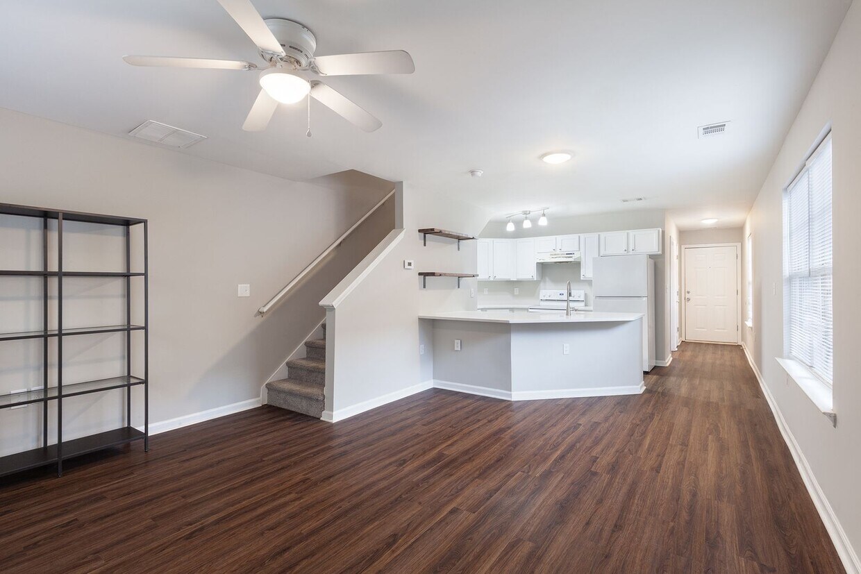 Foto principal - 3bd/2ba Duplex Unit w/ Garage in Ideal Loc...