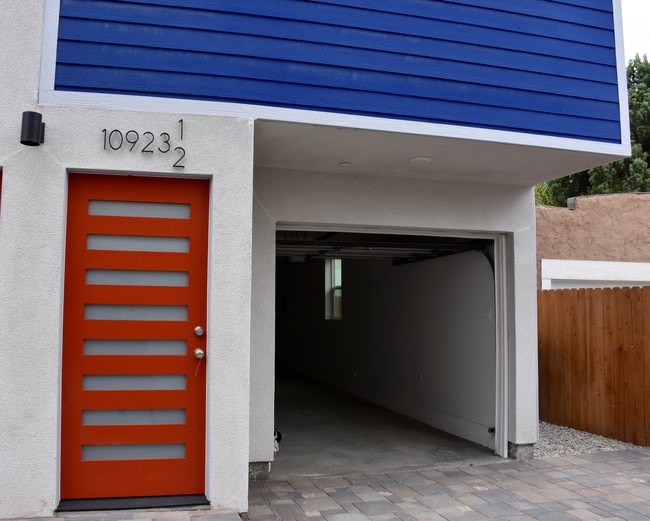 Building Photo - 10923 Hesby St