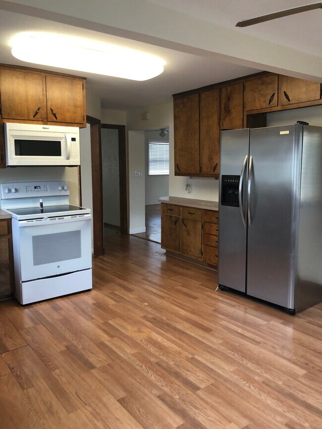 Building Photo - 221 W Mary St