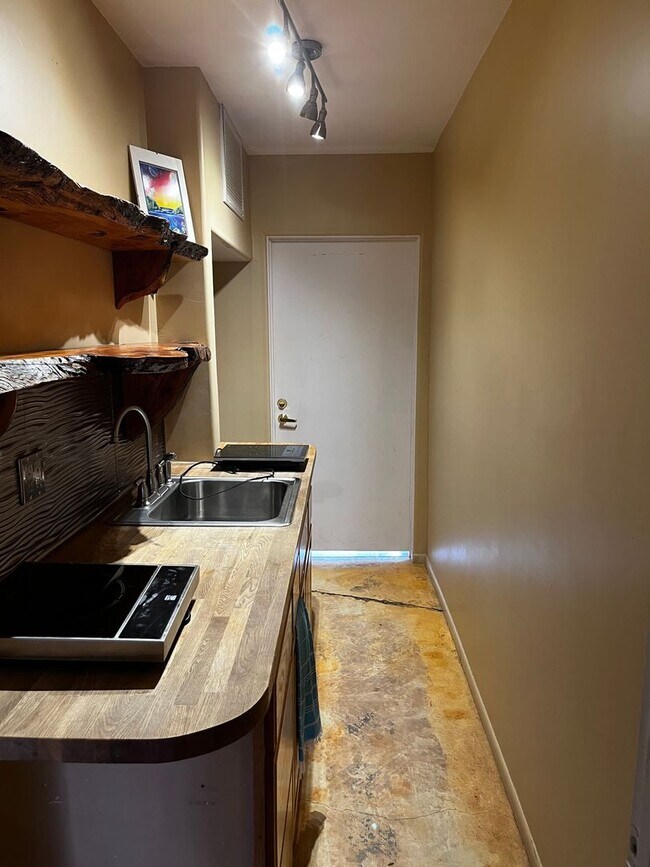 Foto del edificio - Unfurnished, 1-year long-term rental - Pro...