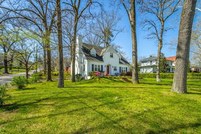 Building Photo - 3 Bedroom 2 Bath Classic