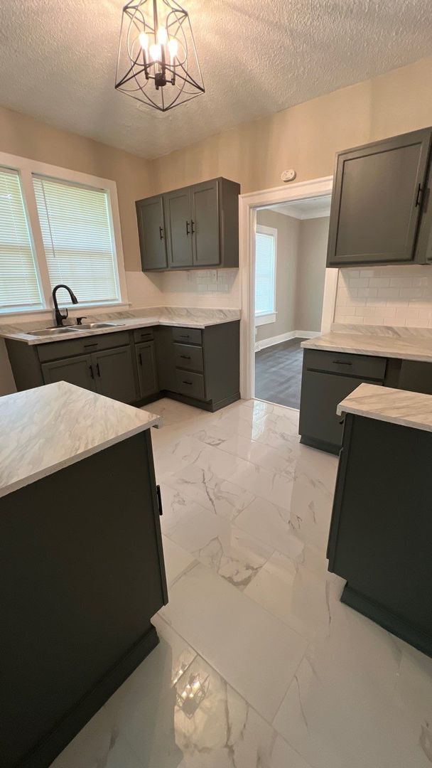 Building Photo - Newly Renovated Home In Glenview Historic ...
