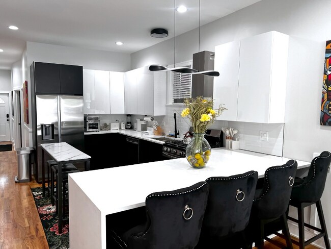 Foto del edificio - 6613 S Langley Ave
