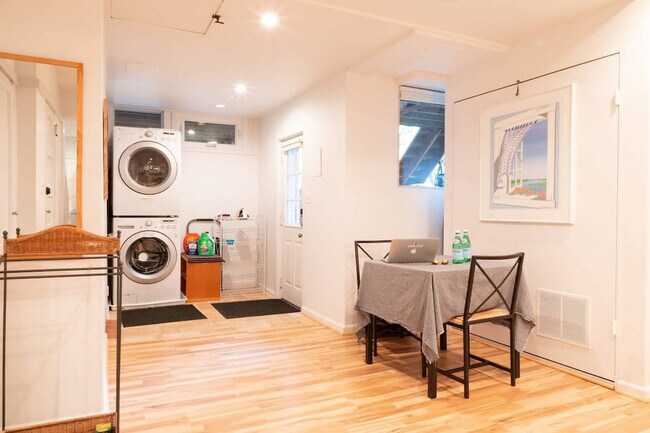 Foto del edificio - 3833 Calvert St NW