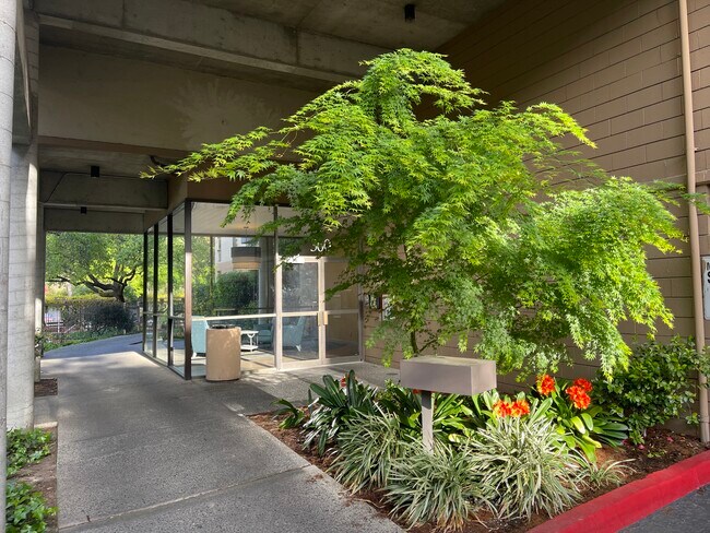 Foto del edificio - 360 N Civic Dr