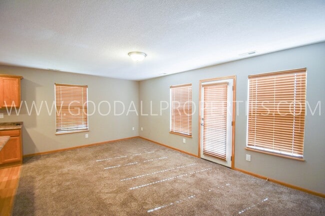 Building Photo - A Must See Gem! 2 Bed 2 Bath town home Ple...