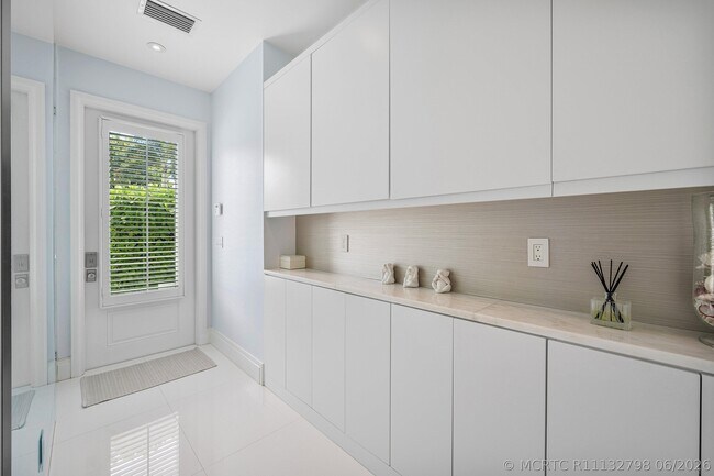 Building Photo - 106 Beachway Dr
