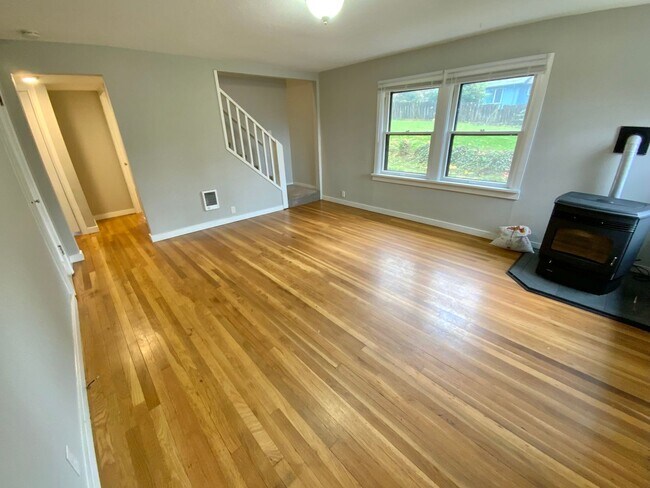 Building Photo - Nicely Renovated 2+ Bedroom, 1 Bath House ...