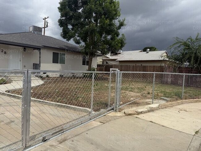 Foto del edificio - Remodeled 3-bedroom, 2-bath home near Ming Ave/ S. H St