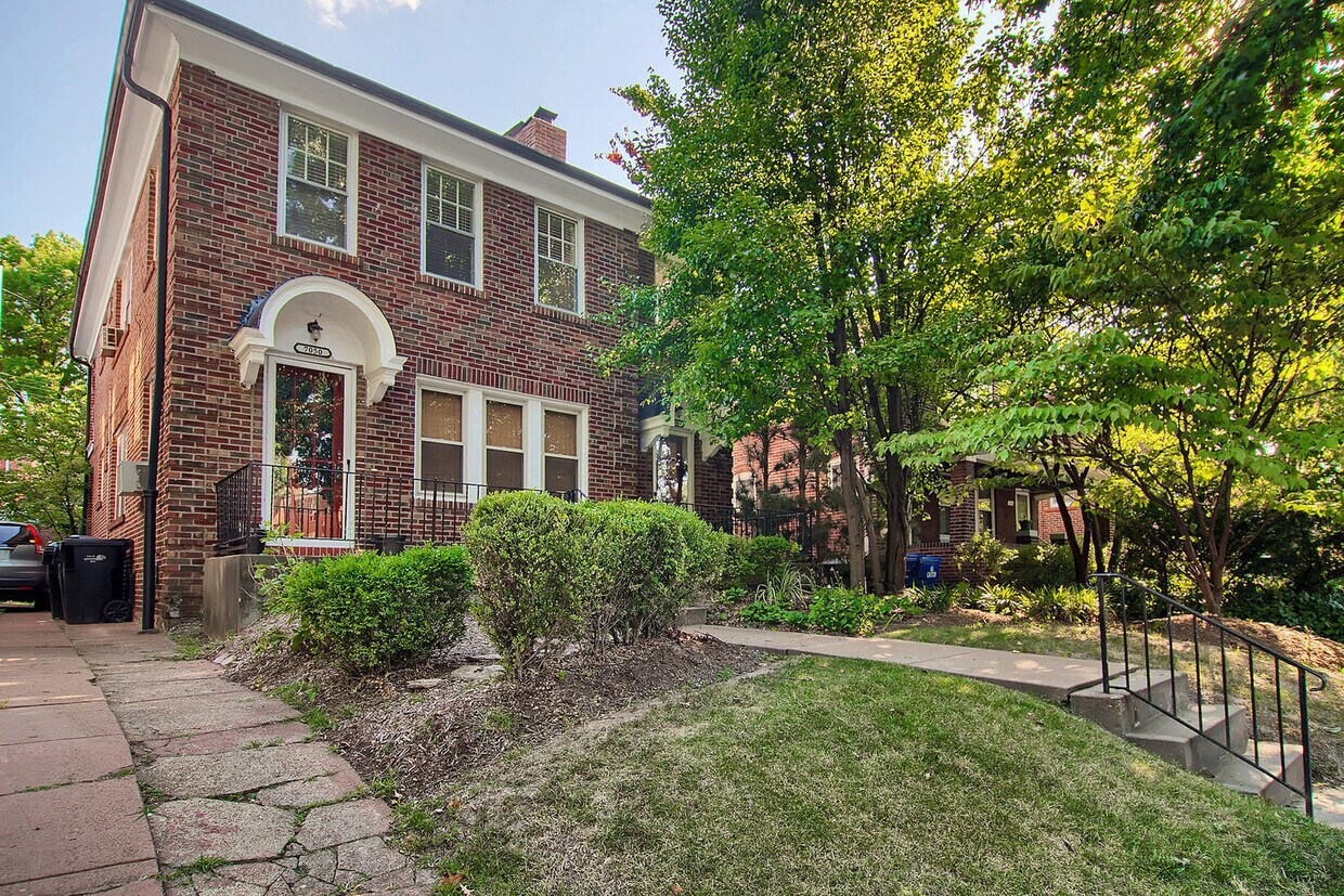 Primary Photo - 7050 Amherst Ave
