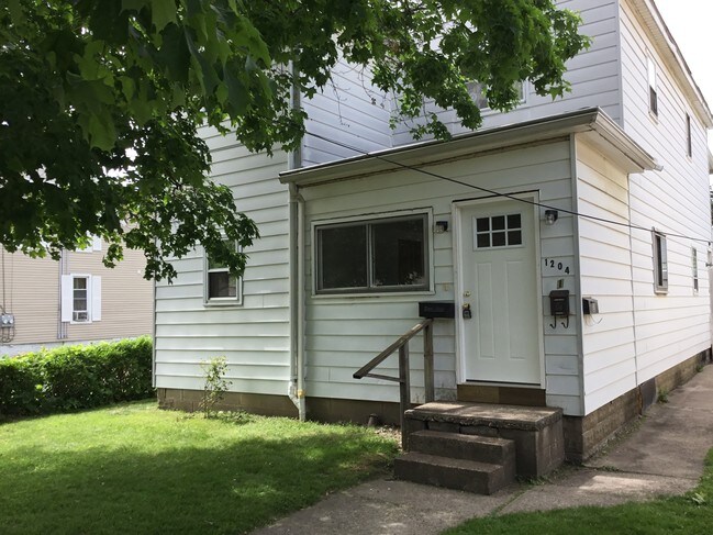 Foto del edificio - 1204 E 10th St
