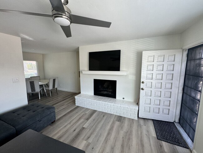 Building Photo - Modern Stylish Living in Great location!