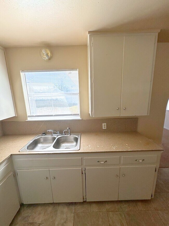 Foto del edificio - AVAILABLE NOW!