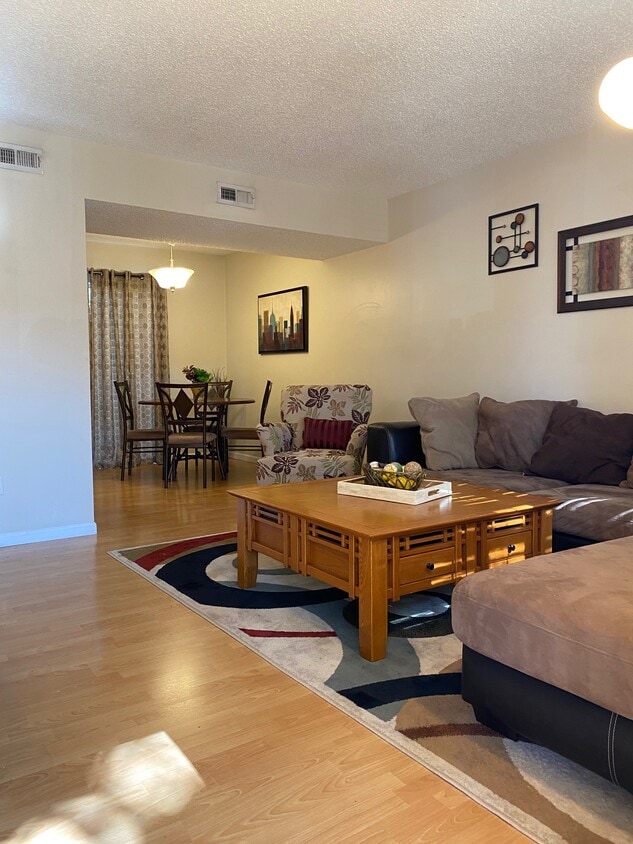 Primary Photo - 1606 E Swan Cir