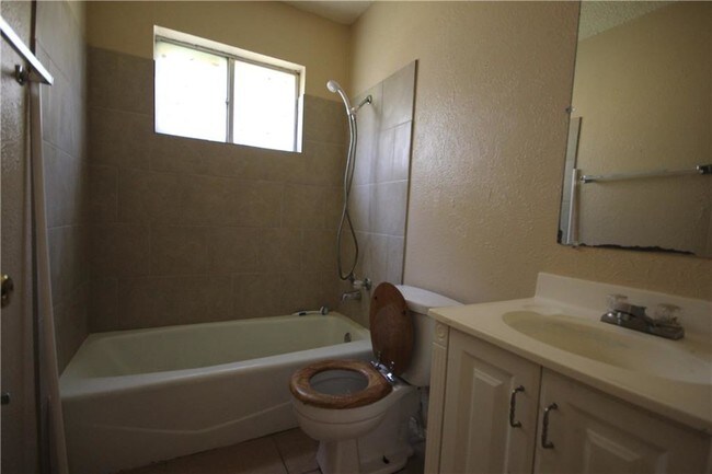 Building Photo - 505 Lenora Dr