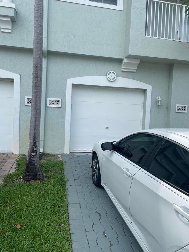 Foto del edificio - 3057 Laurel Ridge Cir
