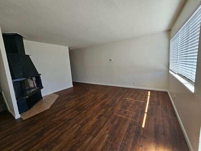 Building Photo - Townhome in 4-plex - near UNR - Covered Pa...