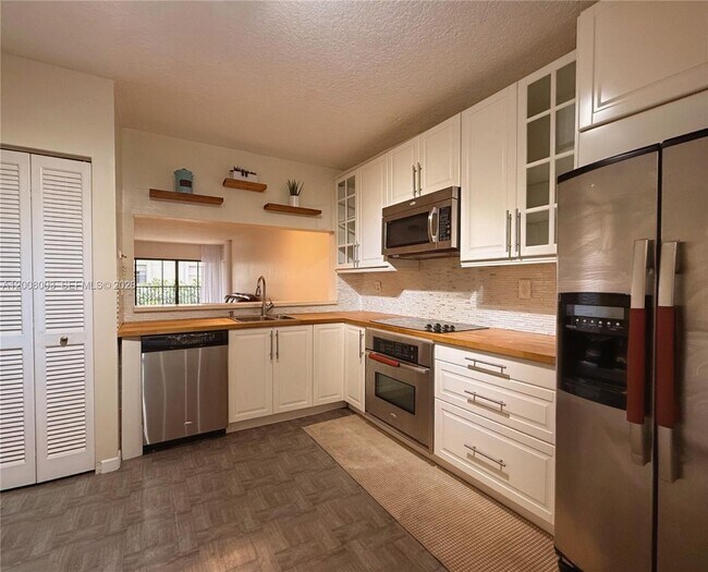 Foto del edificio - 511 Ives Dairy Rd