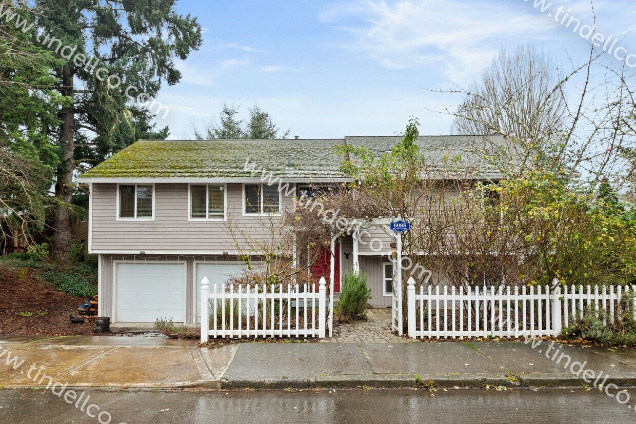 Beautiful Beaverton Home with Spacious Fen... House Rental in