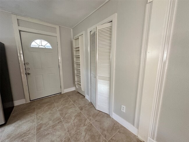 Foto del edificio - 7110 McHenry St