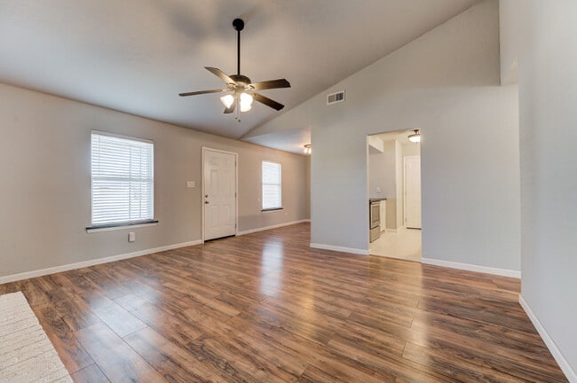 Building Photo - 812 Peregrine Dr