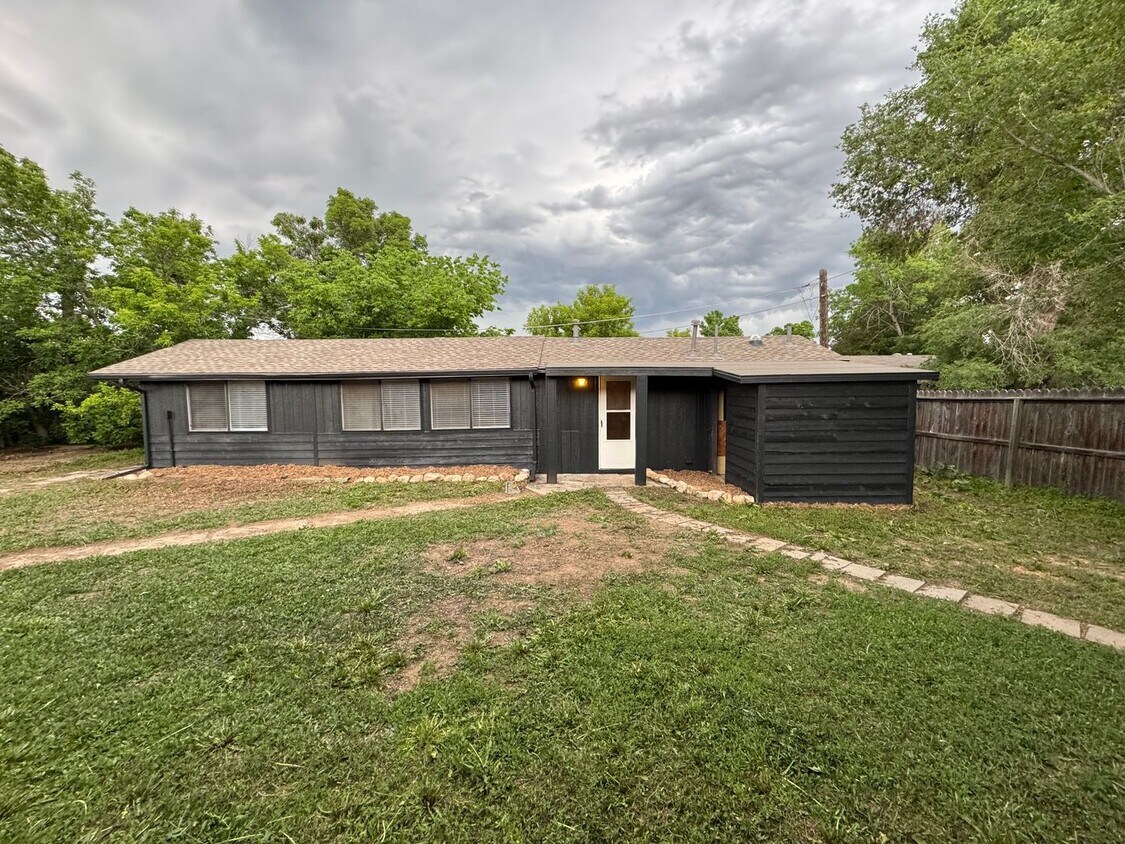 Primary Photo - Great Location, Newly Renovated