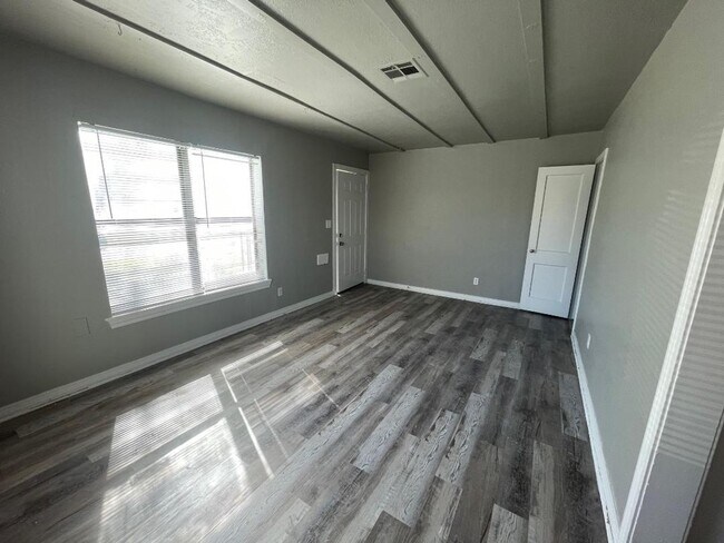 Foto del edificio - 1 Bed 1 Bath Duplex For Lease August 3!
